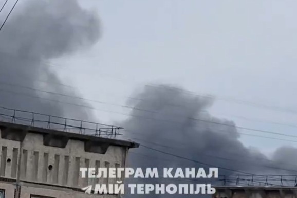 (VIDEO) MASOVNI RUSKI UDARI USRED DANA! Odjekuju eksplozije i bukte požari širom Ukrajine: Bez struje delovi Ternopilja, crni dim prekrio nebo