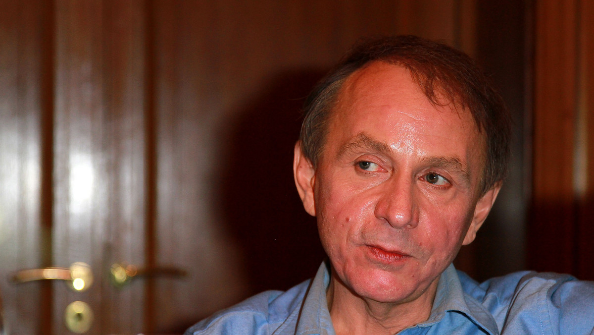 Społeczeństwo, w którym żyjemy, chce nas zniszczyć - twierdzi Michel Houellebecq. - Bronią, jaką się posługuje, jest obojętność, toteż należy nim wstrząsnąć, włożyć palec do rany i mocno przycisnąć. Trzeba mówić o tym, co wstrętne.