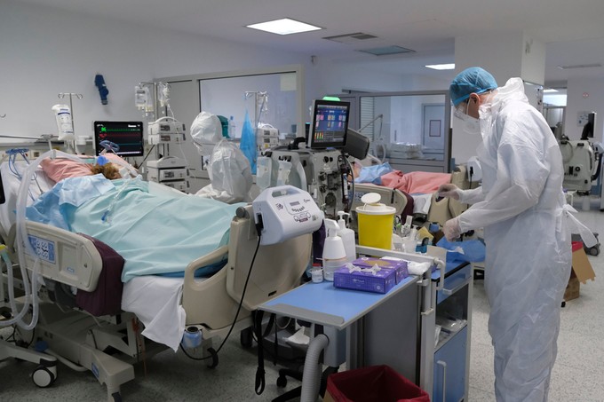 Féléves halálozási rekord dőlt meg, 6000-nél több covidost ápolnak kórházban