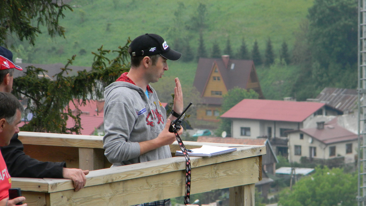 Dawid Kubacki mistrzem Polski na normalnej skoczni, Jan Ziobro - na dużej. Kamil Stoch bez medalu w obu konkursach. To z pewnością może zaskakiwać kibica. Spokój zachowuje jednak Łukasz Kruczek, trener kadry polskich skoczków. - Dla kogoś, kto jednak jest blisko kadry i widzi, jak wygląda trening, to na pewno nie jest niespodzianka - przyznał szkoleniowiec w rozmowie z Eurosport.Onet.pl.