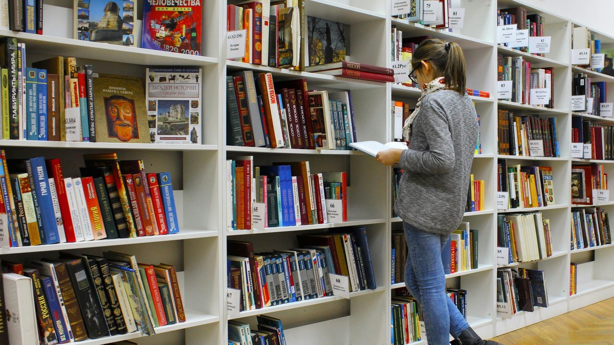 Állva maszturbált egy könyvespolcon, megbüntette a kormányhivatal (18+)
