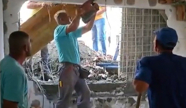 Beton se izlio porodici u stan