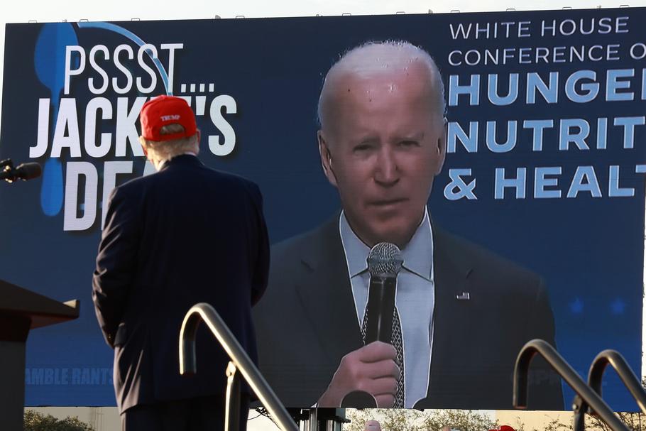 Joe Biden oskarża Donalda Trumpa o storpedowanie pomocy dla Ukrainy