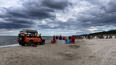 Kolejne utonięcia nad Bałtykiem. Ratownik nie kryje oburzenia zachowaniem ludzi: to się przecież w głowie nie mieści!