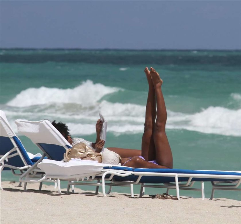 Tak gwiazda na plaży się smaży. FOTKI