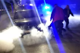 Policjanci zamienili się w strażaków i ugasili BMW