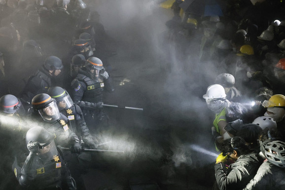 BESNE SUKOBI U AMERICI Drama u Los Anđelesu: Policija pokušava da ukloni propalestinske studente, oni ne odustaju: "NE PLAŠIMO SE!" (FOTO, VIDEO)