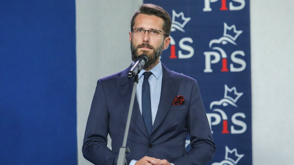 Zastępca rzecznika prasowego PiS Radosław Fogiel podczas konferencji prasowej w Warszawie w 2020 r.