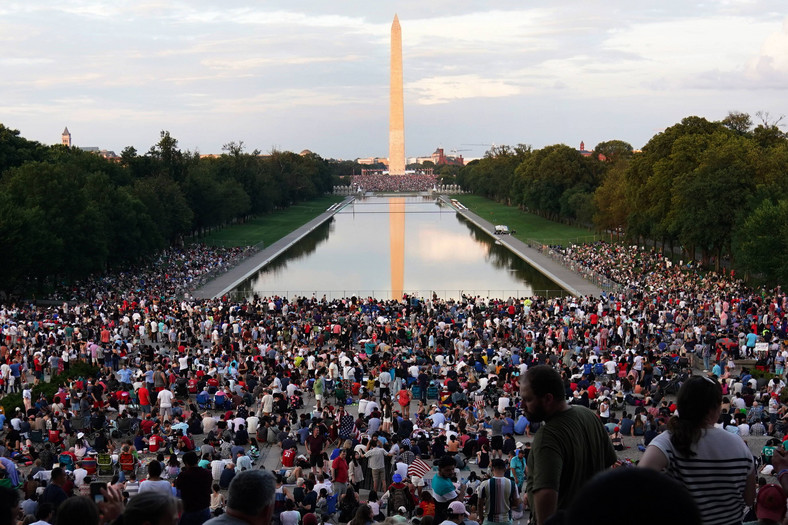 Publiczność czeka pod pomnikiem Lincolna na pokaz sztucznych ogni podczas obchodów Dnia Niepodległości Stanów Zjednoczonych w Waszyngtonie, DC, USA, 4 lipca 2023 r.