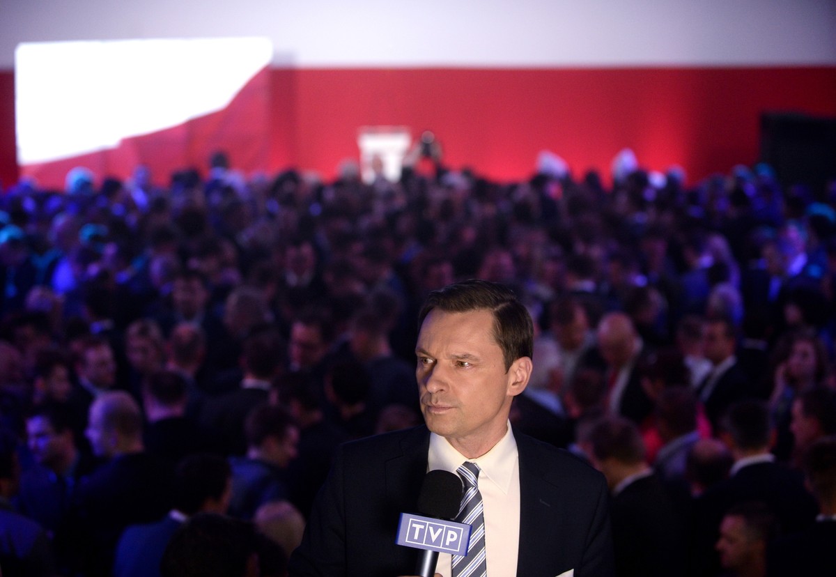 Dziennikarz TVP Krzysztof Ziemiec podczas wieczoru wyborczego w sztabie Andrzej Dudy w Warszawie