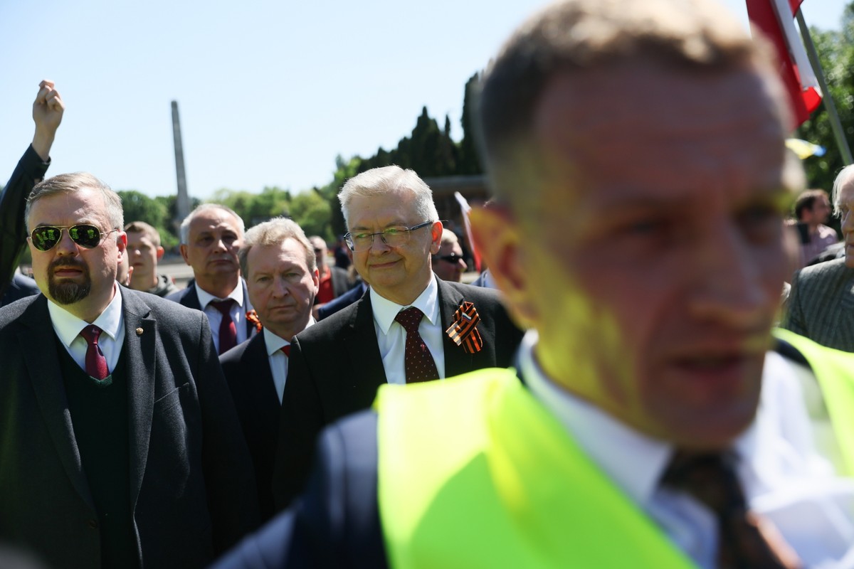 Warszawa, 09.05.2024. Ambasador Federacji Rosyjskiej w Polsce Siergiej Andiejew (P) przy Cmentarzu-Mauzoleum Żołnierzy Radzieckich w Warszawie, 9 bm. 9 maja Rosja obchodzi dzień zwycięstwa nad hitlerowskimi Niemcami. (aldg) PAP/Leszek Szymański