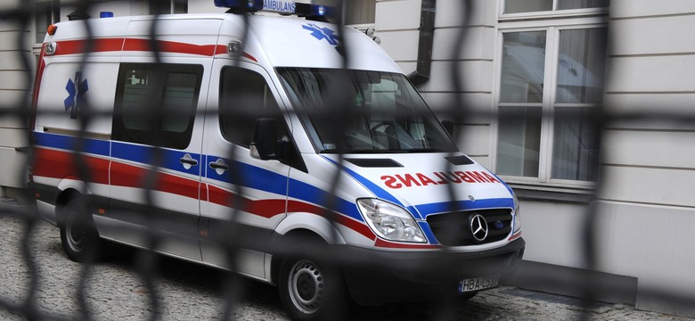 Dramatyczne sceny w Katowicach. 49-latek zdemolował wejście pogotowia