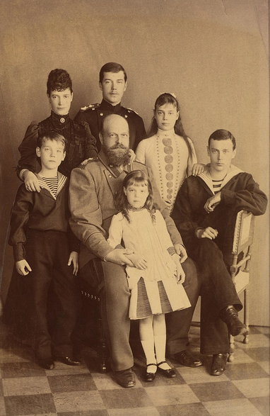 Przyszły car Mikołaj II (stoi w środku) z rodzicami i rodzeństwem