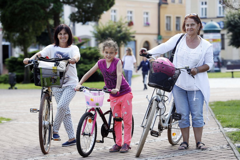 Zofia Modzelewska (50 l.),  Julia (7 l.), z babcią Marianną Czerny (65 l.) z Żor