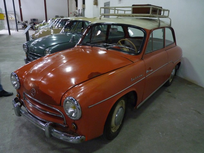 FSO Syrena – to pierwszy w pełni polski samochód osobowy (Warszawa początkowo robiona była z radzieckich części). Produkcja auta, potocznie nazywanego „Skarpetą” rozpoczęła  się w 1961. Samochód ten przeszedł łącznie ponad 800 zmian modernizacyjnych. W latach 70. produkcję Syren przeniesiono do Bielska-Białej. Na zdjęciu: FSO Syrena 101 w Muzeum Inżynierii Miejskiej w Krakowie. Fot. na licencji Creative Commons