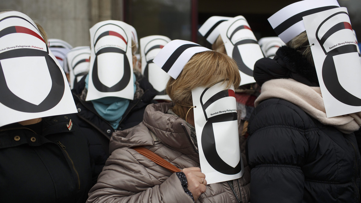 Pielęgniarki się buntują. Zapowiadają ogólnopolski protest 22 kwietnia, strajk ostrzegawczy w maju, a we wrześniu strajk generalny - podaje "Gazeta Wyborcza". Chcą podwyżek o 1500 zł i uwzględnienia ich w umowach szpitali z NFZ. Jak twierdzi dziennik, Ministerstwo Zdrowia powoli ustępuje.