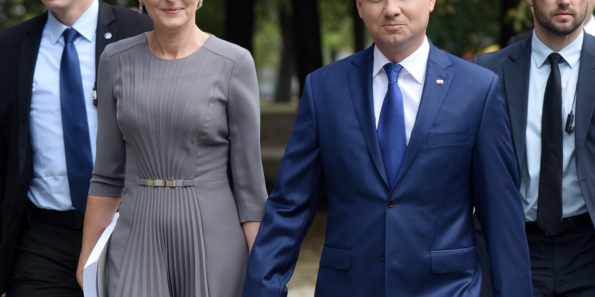 Agata Duda w szarej plisowanej sukience