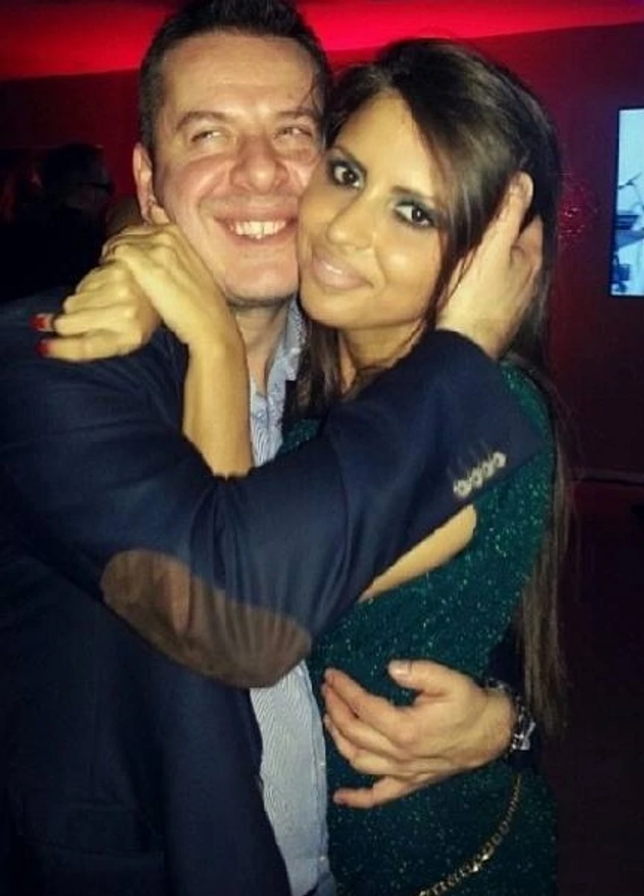 Večiti neženja 
kaže da je srećan
zbog bebe koja stiže 
