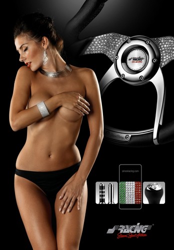 Brunetka i gadżety Simoni Racing