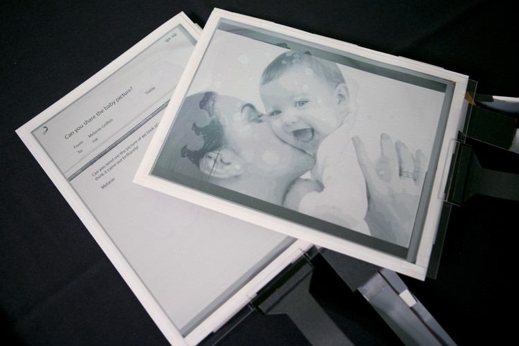 Coraz częściej mówi się też o wykorzystywaniu grafenu do produkcji elastycznych wyświetlaczy dotykowych, które już niebawem mogą stać się nowym hitem na rynku. Giętkie, przypominające folię, wyświetlacze, będzie można dowolnie zwijać, nie martwiąc się jednocześnie o ich wytrzymałość. Dzięki temu, nasz smartfon będziemy mogli zawinąć na ręce niczym zegarek, a tablet będzie przypominał kartkę papieru. Na zdjęciu - PaperTab - wynalazek Uniwersytetu Queen's i Plastic Logic