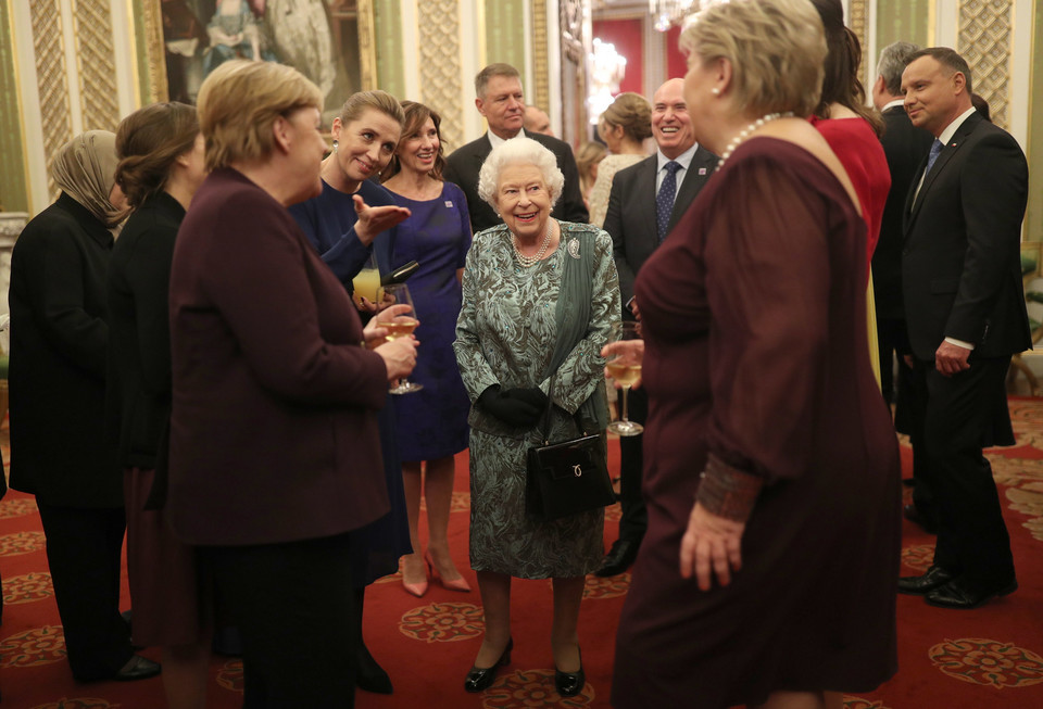 Królowa brytyjska rozmawia z gośćmi
