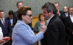 Minister Zalewska odznaczyła uczestników głodówki z czasu rządów PO. Chodziło o nauczanie historii