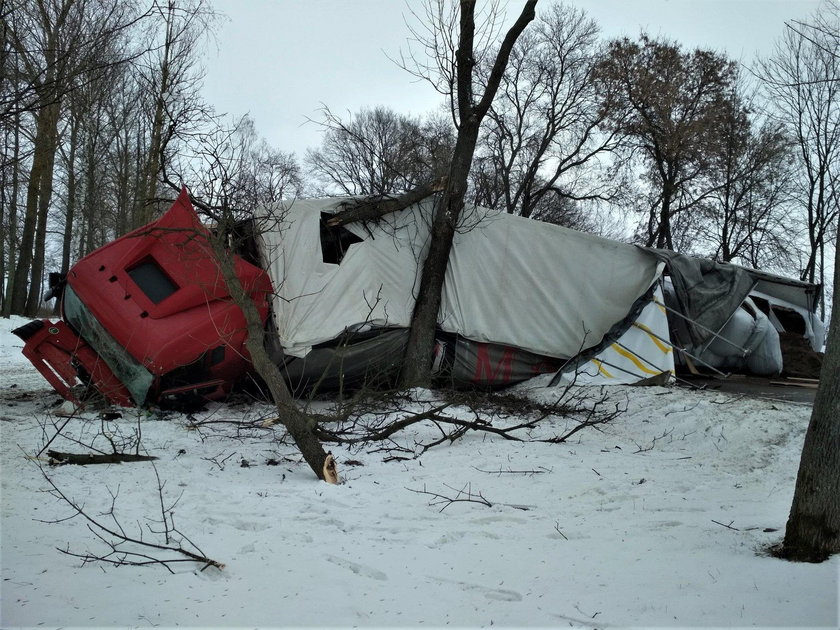 Śmiertelny wypadek na Podlasiu. Toyota zderzyła się z ciężarówką