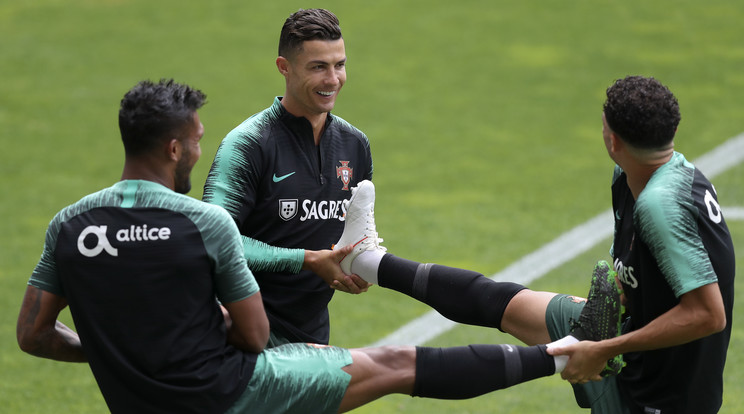 Cristiano Ronaldo is tagja a portugál labdarúgó-válogatottnak: a szurkolók azt várják, hogy a Nemzetek Ligája döntőjébe vezesse a csapatot Svájc ellen / Fotó: MTI/EPA - Jose Coelho