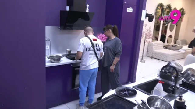 Nije ni otvorio pakovanje viršli, nego stavio celo plastično pakovanje u vrelu vodu: Fanatici rijalitija gledaju i krste se!