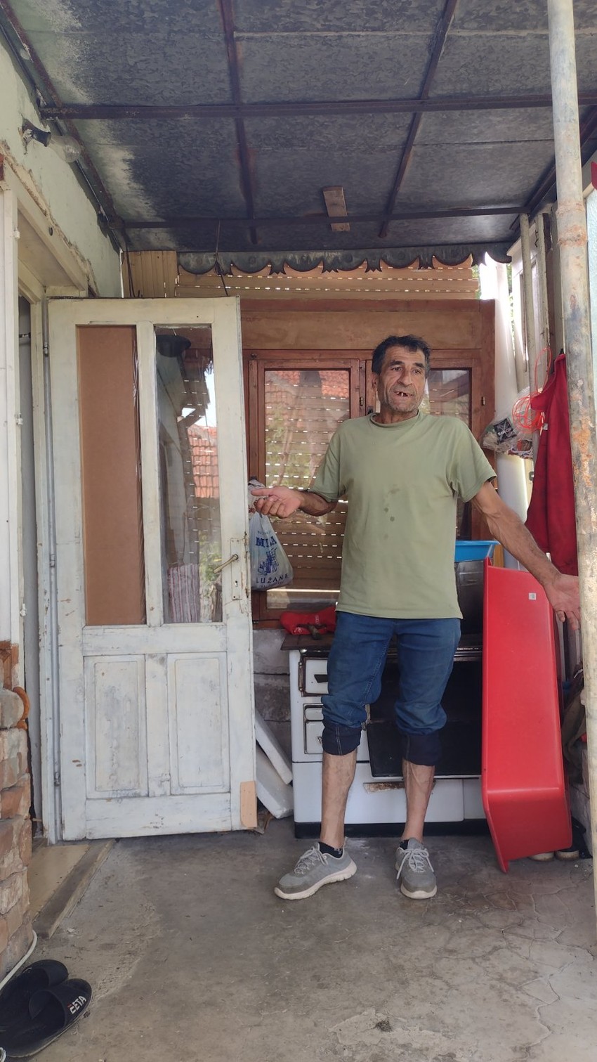 Zoran Asanović, brat nastradalog Srđana Asanovića iz Lužana ispred trošne kućice u kojoj je živeo sam nakon što je ostao bez posla na železnici