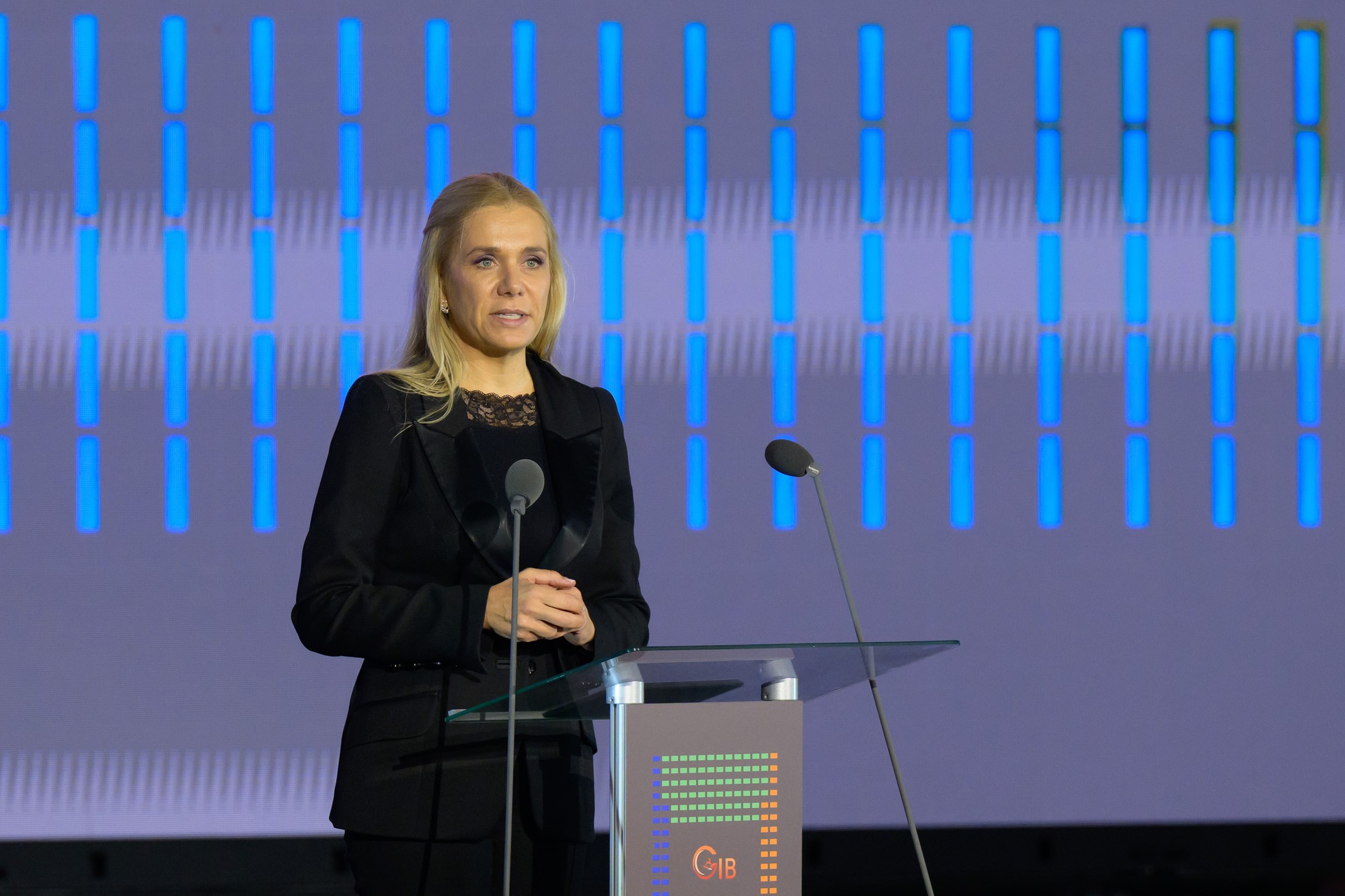 Ministerka hospodárstva SR Denisa Saková (Hlas-SD) počas slávnostného spustenia výstavby závodu na výrobu batériových článkov v Šuranoch.