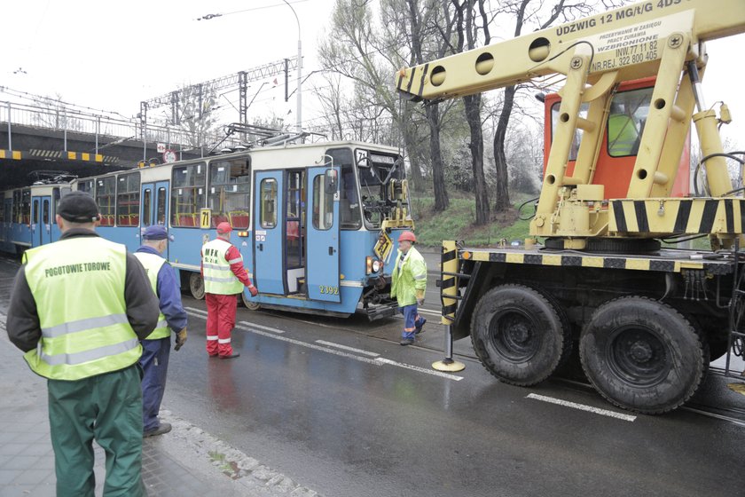 Dźwig podnosi wykolejony tramwaj