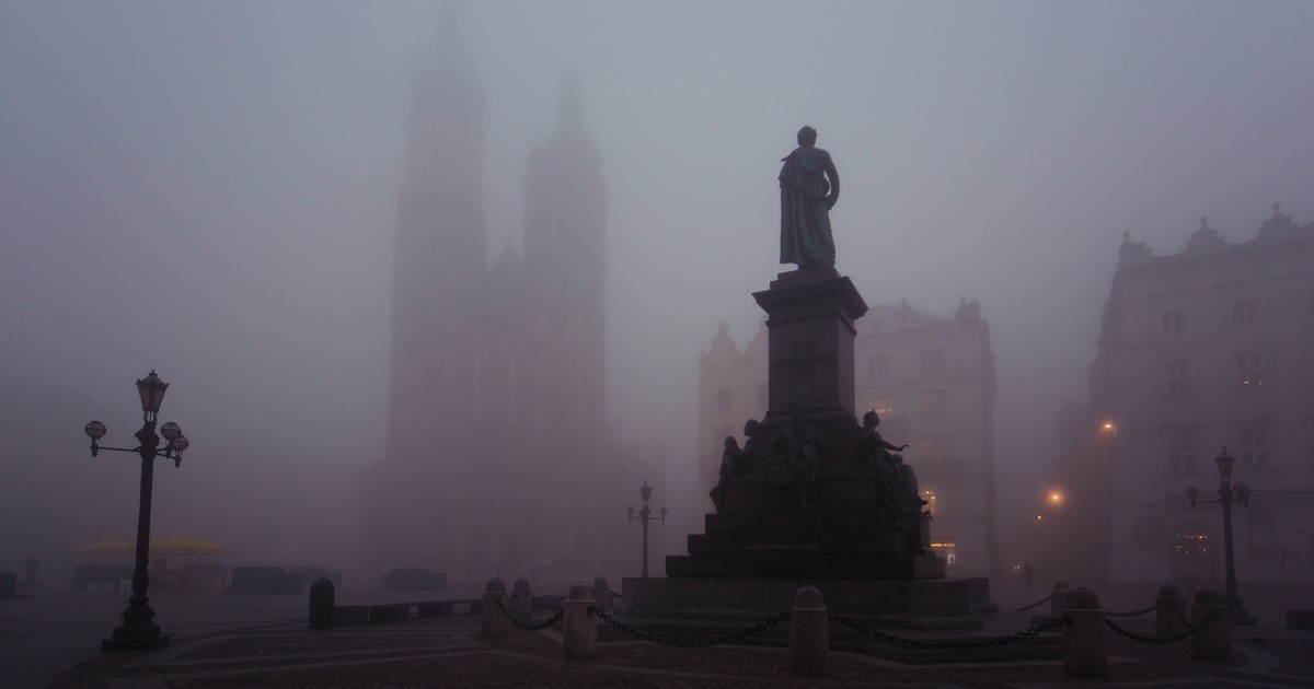 IMGW ostrzega. Gęste mgły sparaliżują kraj, będą utrudnienia na lotniskach