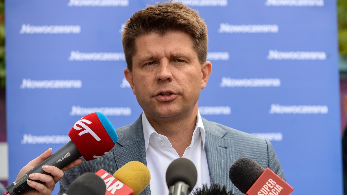 O zmniejszenie "rozbuchanych" wydatków central związkowych zaapelował lider Nowoczesnej Ryszard Petru. Jego zdaniem skandalem jest to, że szef Solidarności Piotr Duda "oraz cały ten związek zawodowy" korzysta z pieniędzy podatników.