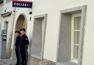 Policija ispred renovirane zgrade | Foto: Bethany Bell/BBC