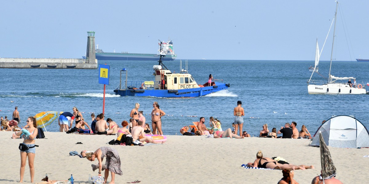 Polacy chętnie wybierają wypoczynek nad morzem.