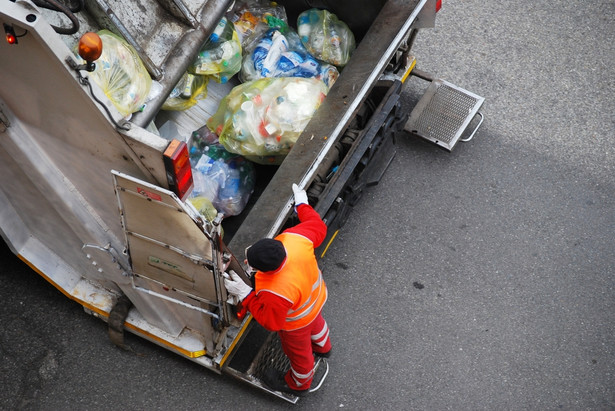 Wojewoda: Rada Warszawy powinna zmienić stawki za wywóz śmieci. Do kasy trafiła nadwyżka