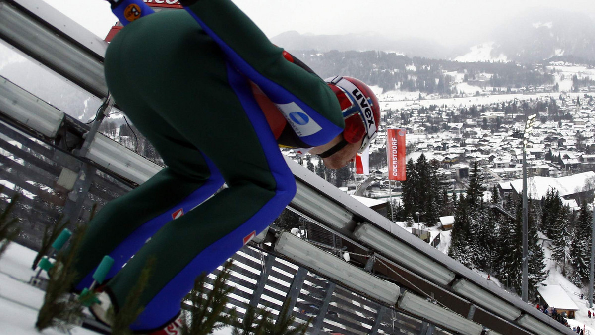 Na pierwszym piątkowym treningu przed kwalifikacjami do sobotnich zawodów Pucharu Świata w skokach narciarskich w Obertsdorfie najlepiej spisał się Norweg Johan Remen Evensen, który lądował daleko poza konkurencją na 208,5 metrze. Adam Małysz lądował na 187,5. metrze, zaś Kamil Stoch na 173. metrze.