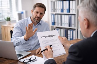 Pracownik nie chce podpisać wypowiedzenia – co może zrobić pracodawca w takiej sytuacji?