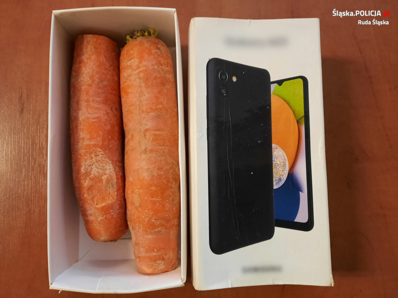Pudełko po telefonie i dwie marchewki