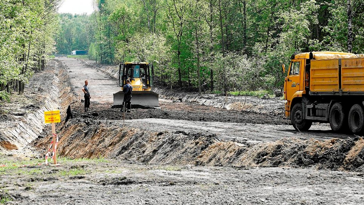 21,5 km dróg gminnych i powiatowych przebudowanych zostanie w powiecie augustowskim (Podlaskie) w ramach wieloletniego programu przebudowy dróg lokalnych. Wojewoda podlaski Maciej Żywno i samorządowcy podpisali w czwartek w Augustowie umowy w tej sprawie.