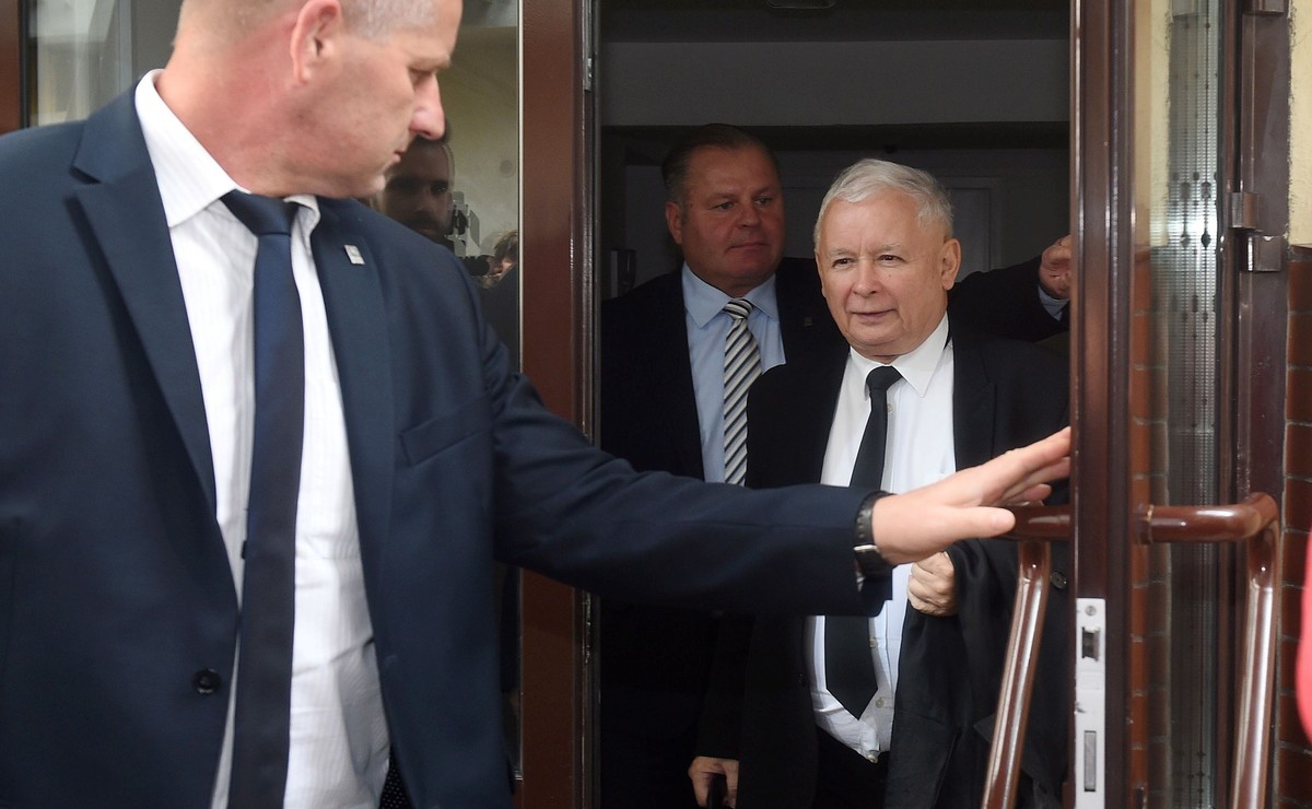 Prezes PiS Jarosław Kaczyński wychodzi z siedziby partii na Nowogrodzkiej