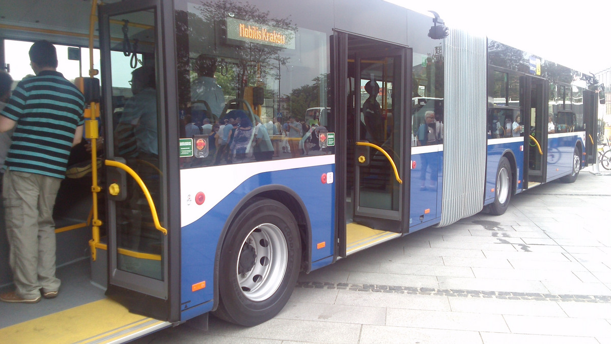 Kraków planuje zakup 150 nowych autobusów elektrycznych. Będzie to możliwe dzięki porozumieniu, jakie w sprawie realizacji programu transportu bezemisyjnego podpisały władze Krakowa i Miejskiego Przedsiębiorstwa Komunikacyjnego z Narodowym Centrum Badań i Rozwoju.