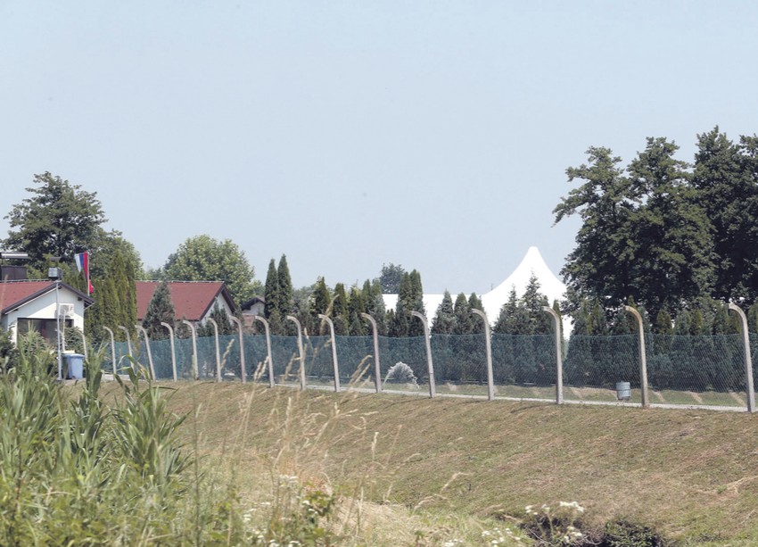 Poslednje pripreme: Šator na imanju Dodika u kojem će se venčati Ivana i Igor