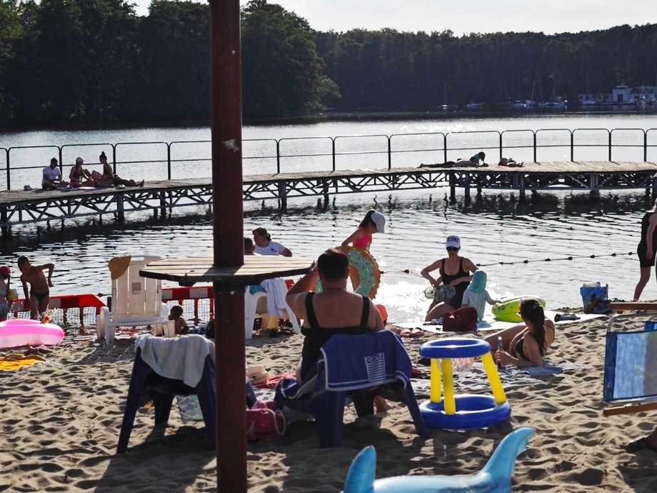 Na plaży nie ma tłumów, nie ma też parawanów