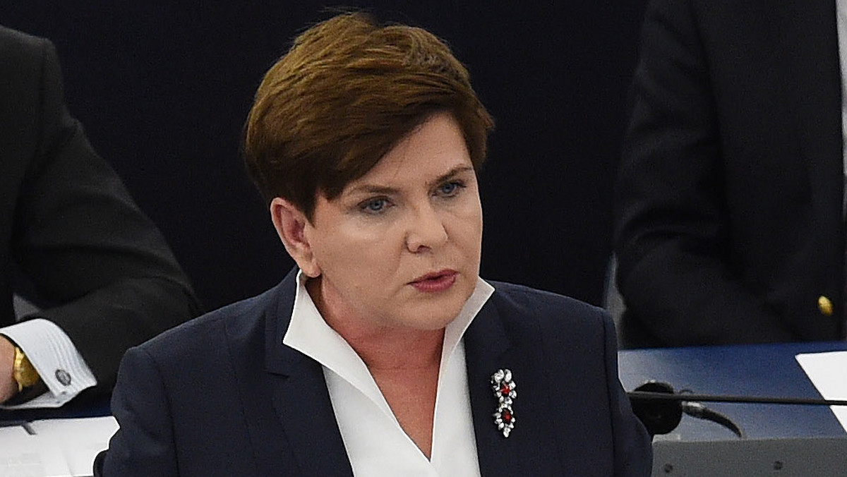 Polska nie powinna być na cenzurowanym, poddawana eksperymentowi - mówiła premier Beata Szydło w odpowiedzi na wystąpienia europosłów. Jak podkreśliła, w Polsce pojawiają się pytania, czy UE dostrzega polskie problemy. Apelowała, by Europa była wspólnotą równych, sprawiedliwie rządzonych państw.