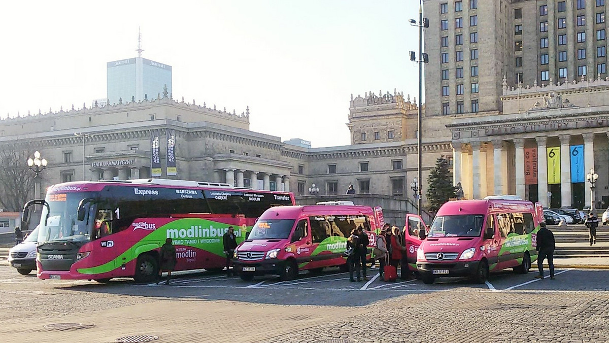 Przewoźnik lotniskowy ModlinBus wprowadza nowe połączenia z Warszawy do Modlina – teraz podróżni będą mogli na lotnisko Warszawa-Modlin dojechać z dworców – Wschodniego i Zachodniego. Dodatkowo przywrócony zostanie przystanek przy stacji Metro Młociny. Nadal autobusy będą kursować także spod Pałacu Kultury i Nauki.