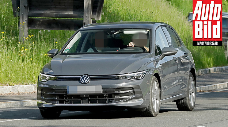 Volkswagen Golf 8 facelift - első fotók az álcázott autóról / Fotó: Auto Bild