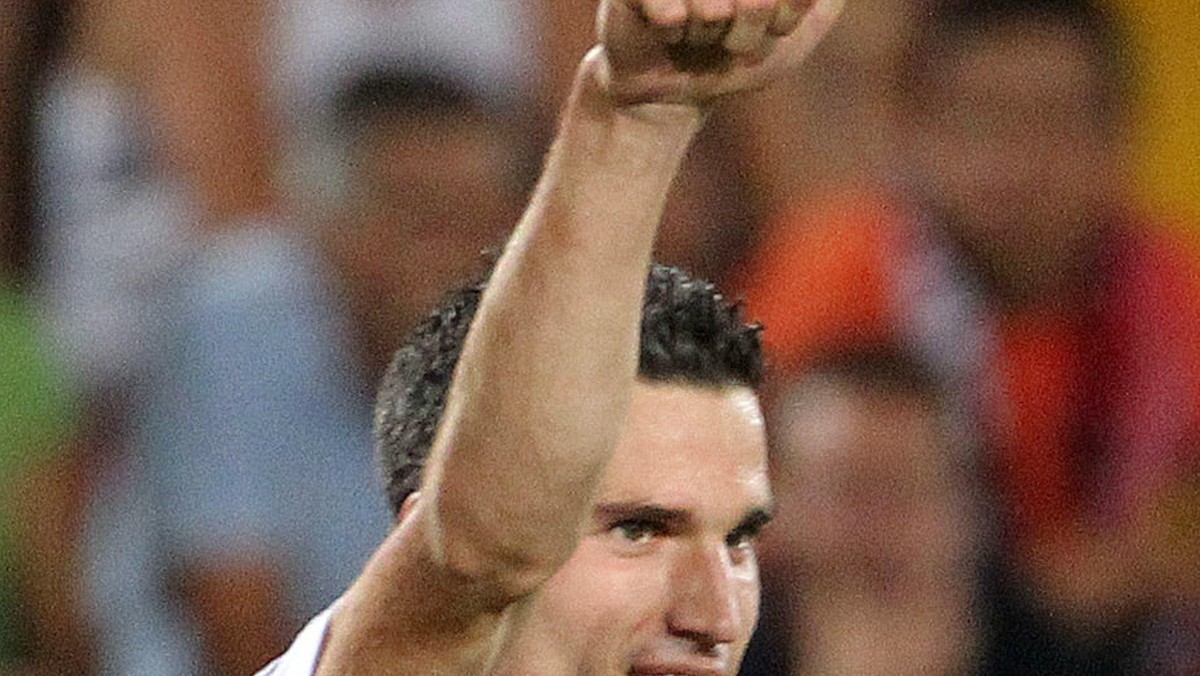 Robin Van Persie odmówił wyjazdu na przedsezonowe zgrupowanie Arsenalu - poinformował portal "Goal.com". Napastnik chce opuścić The Emirates Stadium i liczy, że The Gunners zezwolą na jego odejście w letnim oknie transferowym.