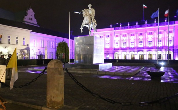 Budżet Kancelarii Prezydenta wyższy o 720 tys. zł. "W związku z przewidzianymi w ustawie podwyżkami dla urzędników"